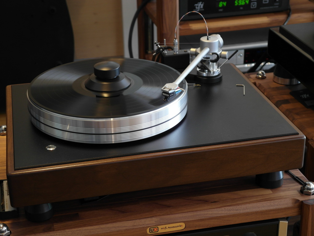 “The Classic, in my opinion, exceeds the performance of [VPI’s] ScoutMaster series and breaks new sonic ground… at a breathtakingly low price.  I think this is Weisfeld’s best sounding design.  If ever there were a best buy in ‘tables, this is it!”  – Harry Pearson, The Absolute Sound, Golden Ear Award Issue, June/July 2009